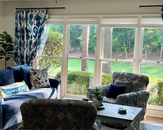 Reynolds Lake Oconee!Pet Friendly- Immaculate 2 Bed/Bath on Preserve Golf Course - Greensboro - Wohnzimmer