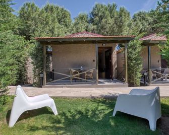 أيجيان أبارتمنتس - بنجالوز - ألاكاتي - شرفة مرصوفة