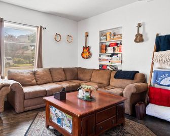 Bunk & Brew Historic Lucas House - Hostel - Bend - Living room