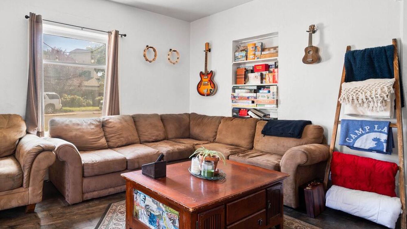 Bunk & Brew Historic Lucas House - Hostel