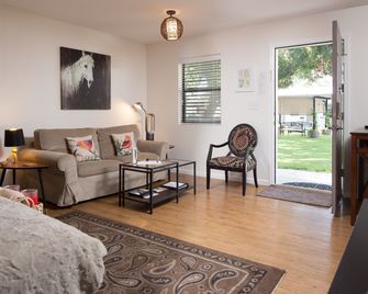 Hotel Flora and Fauna - Wimberley - Вітальня