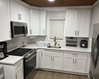 Otis by the Beach 1 Bedroom + 1 Living Room with SofaBed ! - East Patchogue - Kitchen