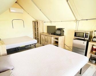 Charming, Comfy Cabin on the San Marcos River! - Luling - Slaapkamer