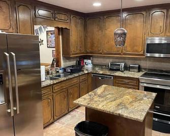Wacky Zackys' Lakehouse Resort\nMultiple Family waterfront Home w/ boat dock\n\n - Milledgeville - Кухня