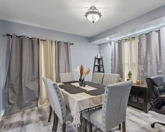 Luxury Stay! 10 min away from Fort Lee. - Prince George - Comedor