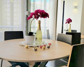 The Harmony Luxe Torremolinos City Center With Seasonal Pool Free Wifi And Netflix By Namaste Elite - Torremolinos - Eetruimte