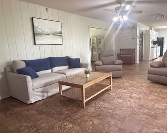 Peaceful country home minutes from Lake Mitchell - Clanton - Obývací pokoj