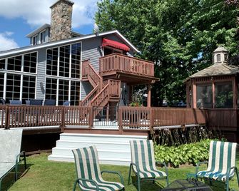 Waterfront Cabin Ideal for Groups and Amazing Living Spaces in Ontario - Long Point - Patio