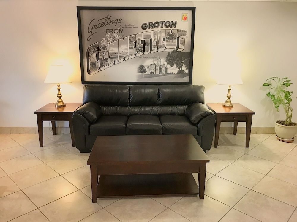 Super 8 by Wyndham Groton - Groton - Sala de estar