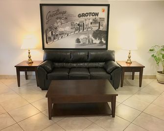 Super 8 by Wyndham Groton - Groton - Obývací pokoj