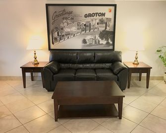 Super 8 by Wyndham Groton - Groton - Sala de estar