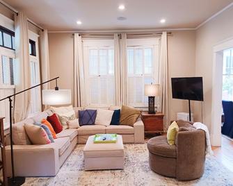 Classic Vahi Bungalow - Atlanta - Living room