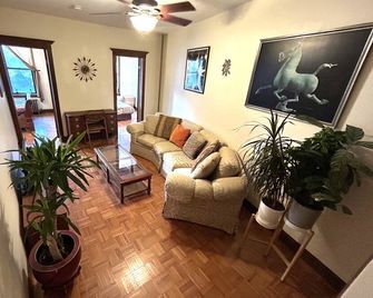 Spacious 2BR in Prospect Heights, Steps from Prospect Park! - Brooklyn - Living room