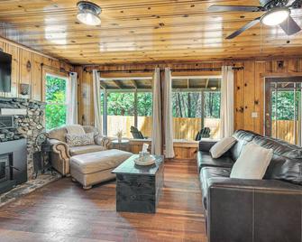 Walk To Winery Cozy Cabin With Fire Pit - Murphys - Living room