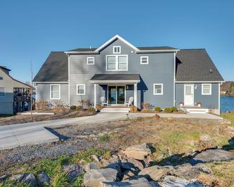 Family Home on Lake Newton with Deck and Fire Pit - Carbondale - Edificio