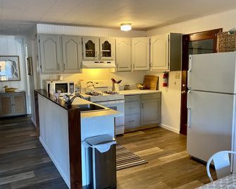 Magical Waterfront Cottage! Pet friendly! - Ashford - Cocina