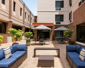 TownePlace Suites by Marriott Williamsport - Williamsport - Innenhof