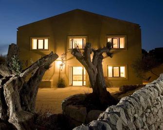 ريليه باركو كافالونجا - راغوزا - مبنى