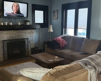 Cozy Sobro Bungalow in the heart of meridian kessler - Indianápolis - Sala de estar