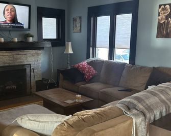 Cozy Sobro Bungalow in the heart of meridian kessler - Indianápolis - Sala de estar