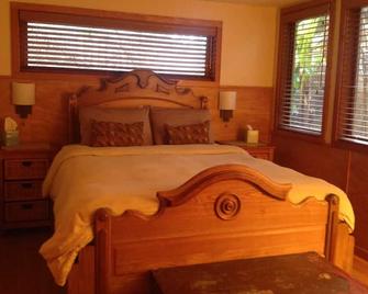 The Bungalow- No cleaning Fee - Olympia - Bedroom