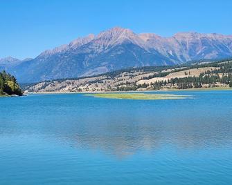 Oct Getaway 525! Mountain Views 3800 sqft of luxury! Relax in peace w/ Hot tub - Cranbrook - Outdoors view