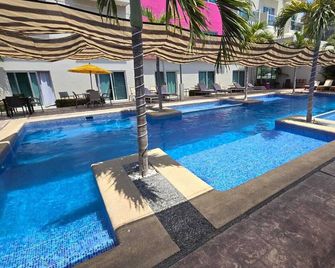 Hotel Yeah - Peñita de Jaltemba - Zwembad