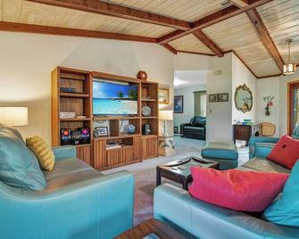 Beautiful Fishing Lake Front Home, Close To Beaches And Theme Parks, Sleeps 6. - DeLand - Living room