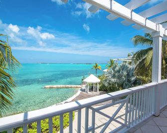 Private Oceanfront Home, Direct Water Access, Dock Option & Near Town, New Reno - Georgetown - Balkón