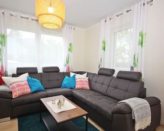 Wonderful private villa for 8 people with WIFI, TV and terrace - Faak am See - Wohnzimmer