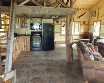 Discounted Rates/Rustic Memories/Quiet Romantic Setting/Catch and Release Pond - Terra Alta - Kitchen