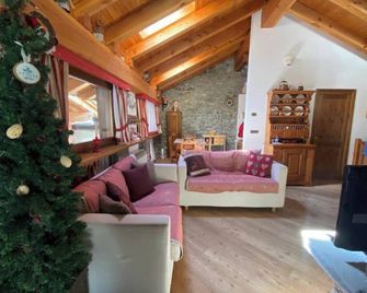 Entire Chalet with fireplace. garden, Wi-Fi, adjacent to village center - Valtournenche - Salon