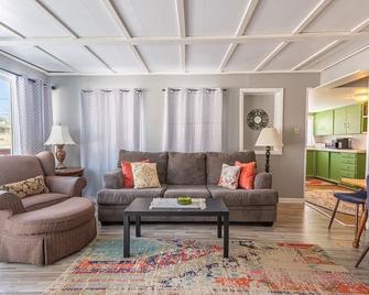 Rustic 2 Bedroom Boho Apartment - Laramie - Sala de estar