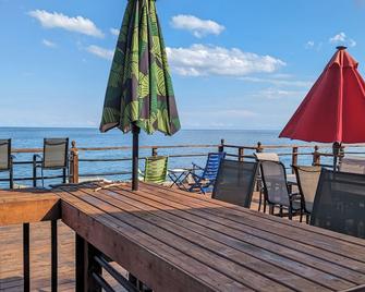 Cottage By The Shore - Breathtaking Views Of Lake Erie - Leamington, Ontario - Leamington