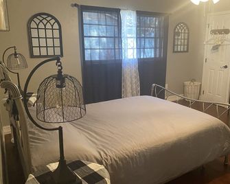 Newly Renovated Farmhouse! - Sebring - Habitación