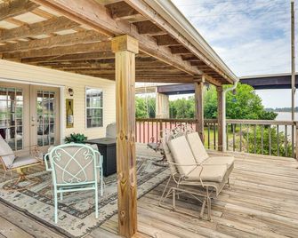 Tennessee River Retreat: Multi-Level Deck & Views - Crump - Balcón