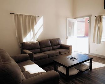 The Ironhorse Inn - Garden City - Living room