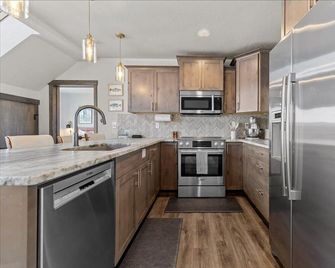 Peaceful CdA Lakeview with kayaks, paddleboard, golf cart, salt hot tub, sleep 6 - Worley - Cocina