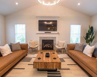 New Home in Marion Village! - Marion - Living room