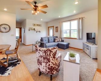 Peshtigo Dairy Farm Escape: Fire Pit, Grills! - Peshtigo - Living room