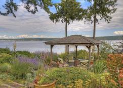 Serene getaway close to the beach with garden for couples or solo adventurers - Port Hadlock - Patio