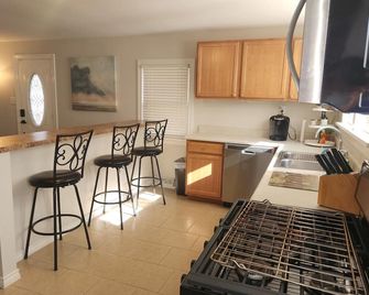 Cozy and Comfortable Home in West County - Ballwin - Kitchen