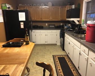 Hickory Hill Cabin Rentals - Clinton - Kitchen