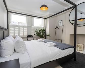 Gorgeous 3 Bedroom Home in Quaint Southfields - London - Bedroom