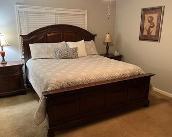 Condo in the Pines! 2BR 2BA. Sleeps 4. Military discount available! - Southern Pines - Bedroom