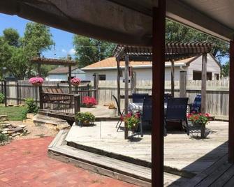 The Monroe House - Great Bend - Patio