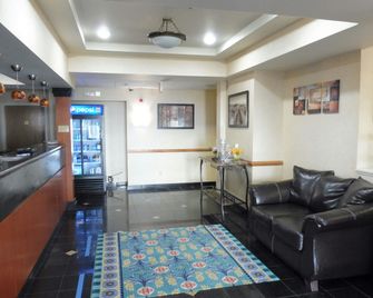 Red Roof Inn & Suites Galloway - Galloway - Living room