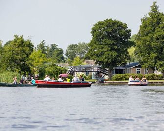 Giethoorn Lakehouse Retreat - Giethoorn