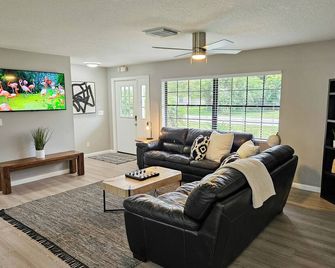 Modern Pool Home- 2nd Street - Vero Beach South - Living room