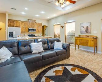 Pleasanton Vacation Rental with Private Yard! - Pleasanton - Living room